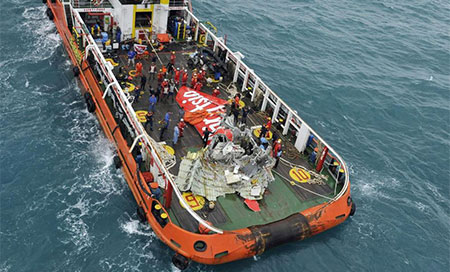 la cola de airasia Recuperan la cola del avión de AirAsia sin cajas negras
